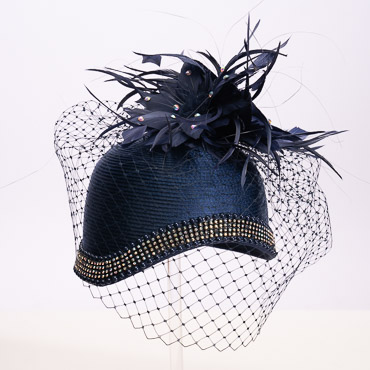 Veil Feather Satin Cloche Crown Hat | SUN YORKOS display picture 1